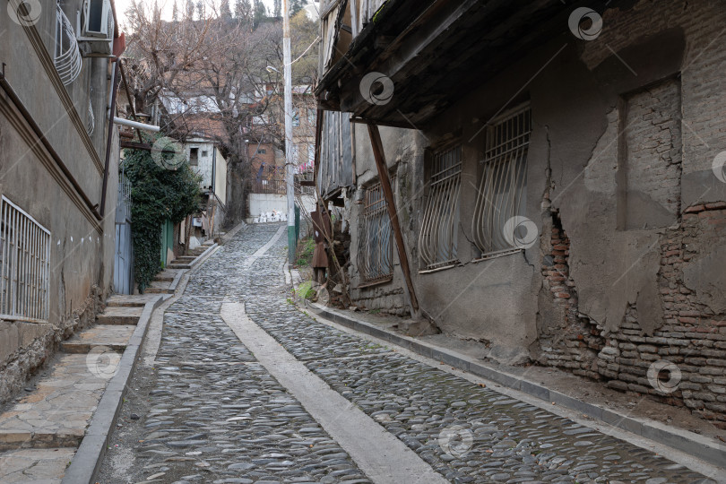 Скачать Улица Старого Тбилиси. Мощеная булыжником мостовая. Грузия. фотосток Ozero