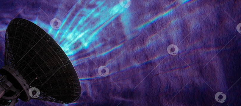 Скачать Панорамная спутниковая антенна на фиолетовом абстрактном фоне. День космонавтики, освоение космоса фотосток Ozero