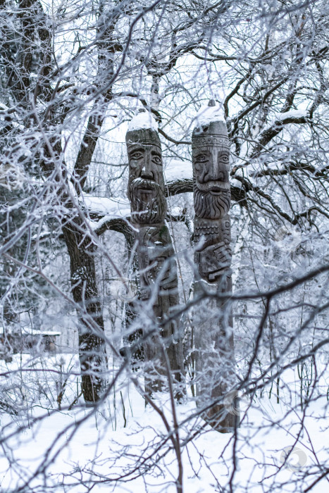 Скачать Деревянный идол в снежном лесу. фотосток Ozero