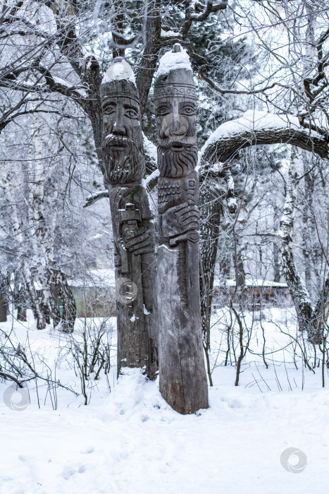 Скачать Деревянные идолы в снежном лесу. фотосток Ozero