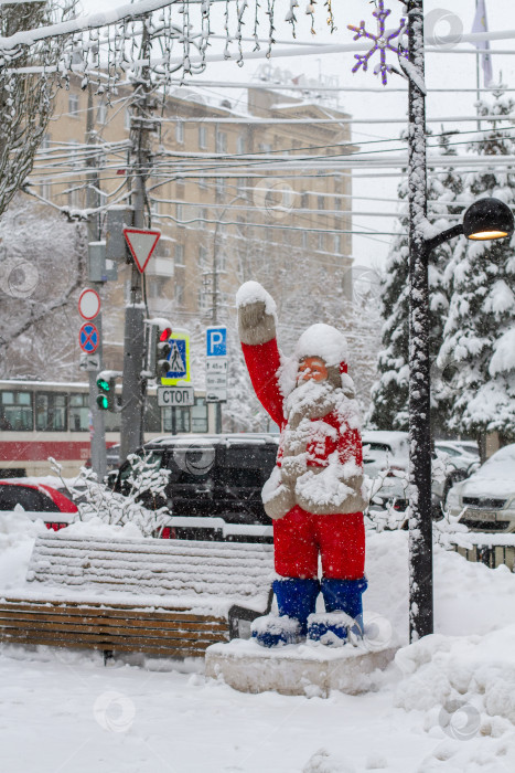 Скачать Скульптура Санта Клауса в снегу на улице. фотосток Ozero