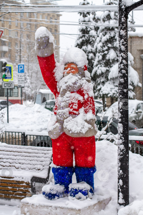 Скачать Скульптура Санта Клауса в снегу на улице. фотосток Ozero