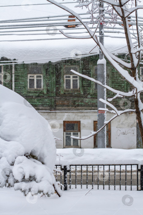 Скачать Снег на крыше старого дома. фотосток Ozero