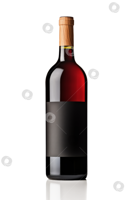 Скачать Бутылка красного вина с пустой этикеткой, выделенная на прозрачном фоне. Макет фотосток Ozero