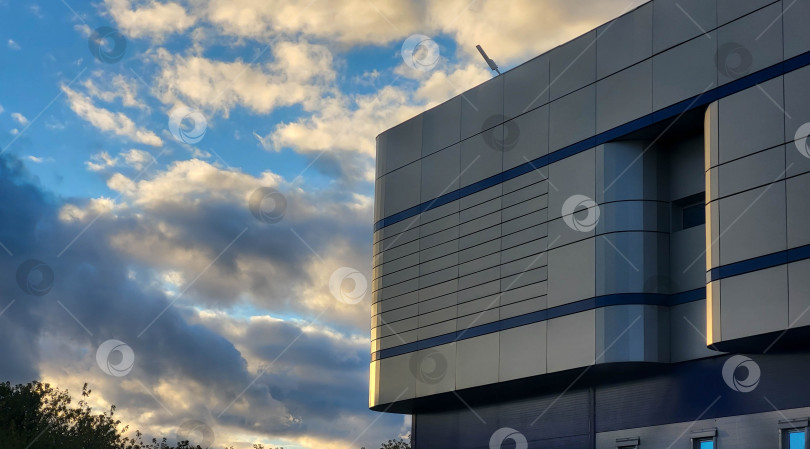 Скачать Хмурое осеннее небо и серый фасад здания фотосток Ozero