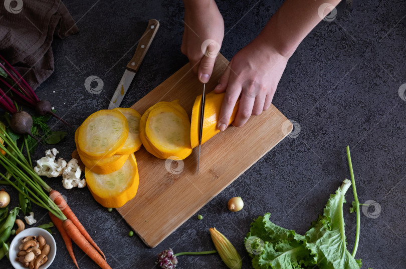 Скачать Приготовьте нарезку кабачков кабачковыми палочками. Закрыть. фотосток Ozero