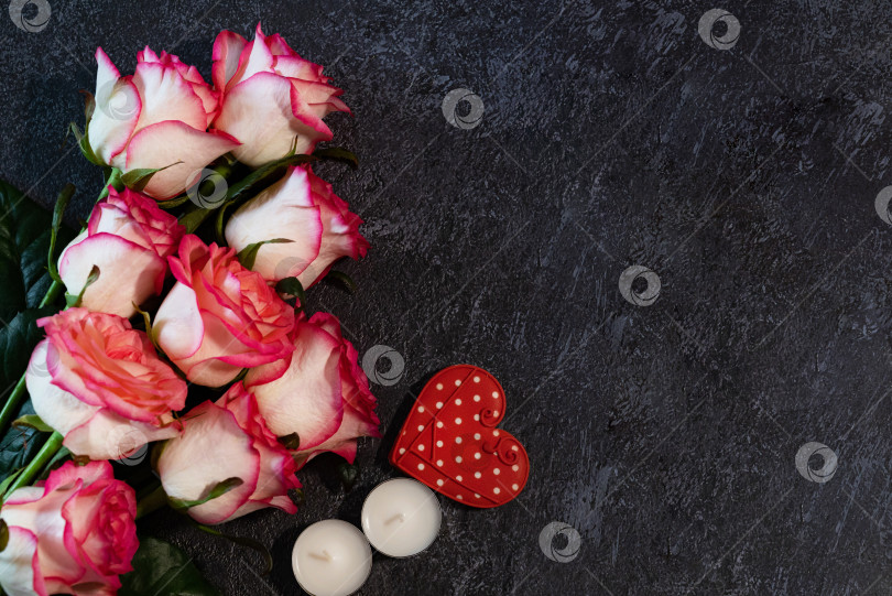 Скачать Вертикальный фон на День Святого Валентина с макетом пустой бумажной открытки, подарками, красными сердечками, конфетти на розовом фоне. фотосток Ozero