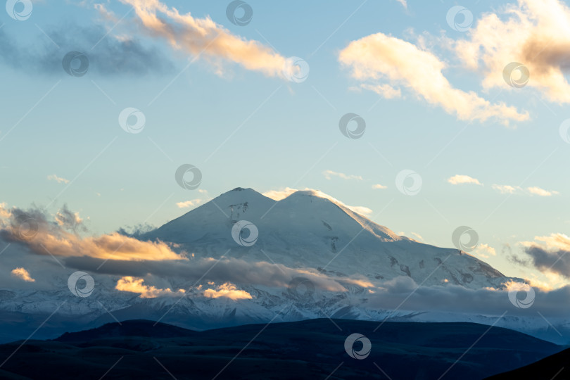 Скачать Эльбрус в облаках фотосток Ozero