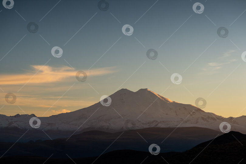 Скачать Заход солнца. Вид на северный склон Эльбруса фотосток Ozero