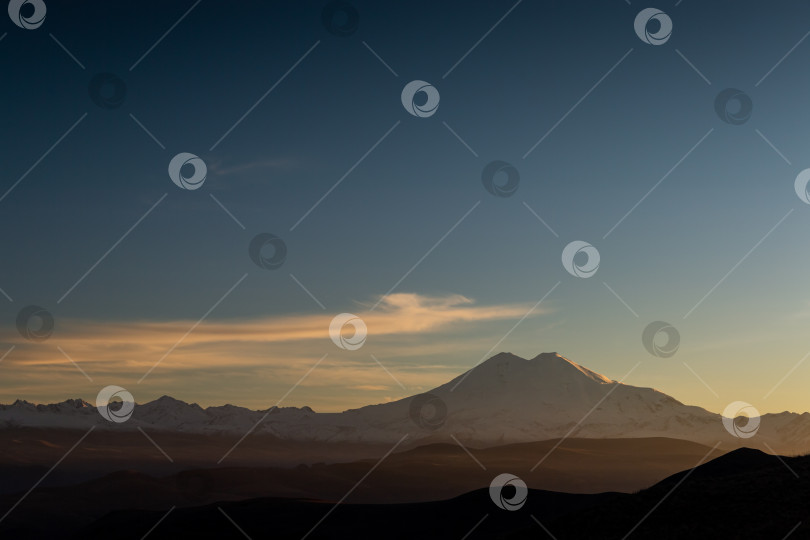 Скачать Заход солнца. Вид на северный склон Эльбруса. Панорама фотосток Ozero