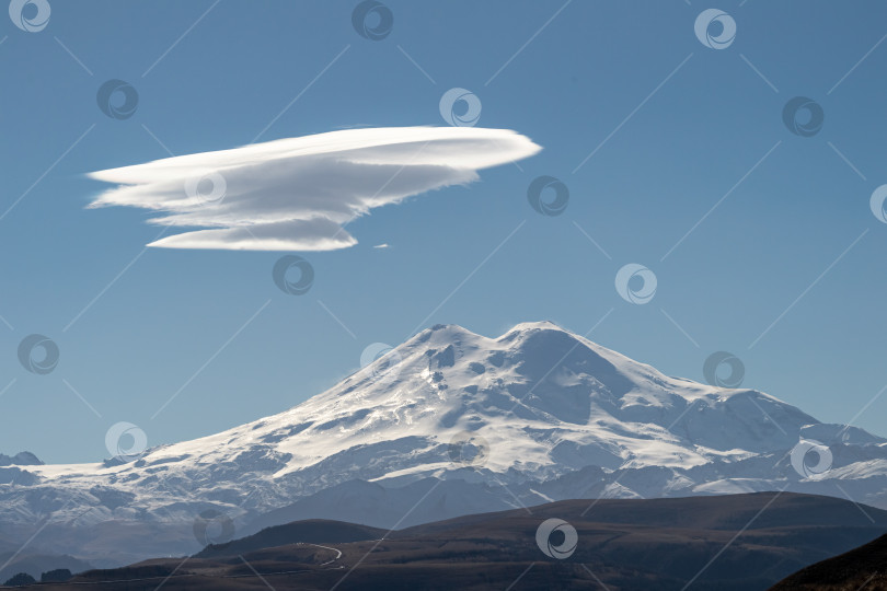 Скачать Вентикулярное облако У вершины Эльбруса фотосток Ozero