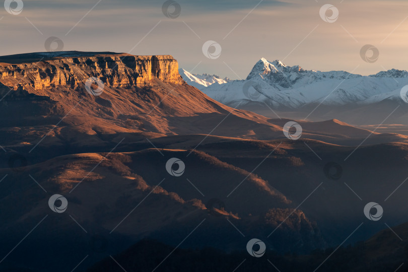 Скачать Вид на кавказский хребет и плато в лучах закатного солнца фотосток Ozero