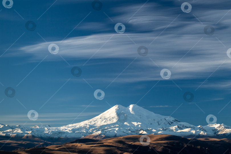 Скачать Эльбрус в перистых облаках фотосток Ozero