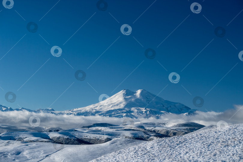 Скачать Эльбрус в поясе облаков фотосток Ozero