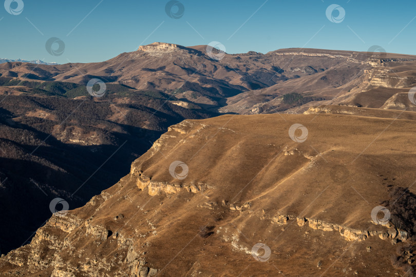 Скачать Выход породы древнего океана на склоне горы фотосток Ozero