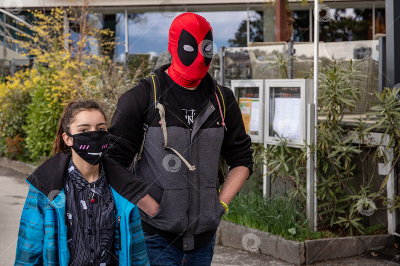 Скачать Подросток, одетый в костюм Человека-паука, отправляется на конференцию Polymanga, посвященную популярной культуре фотосток Ozero