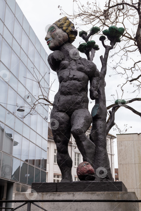 Скачать Скульптура Дафны, выполненная из бронзы, была установлена в 2003 году художником Маркусом Луперцем в Базеле фотосток Ozero