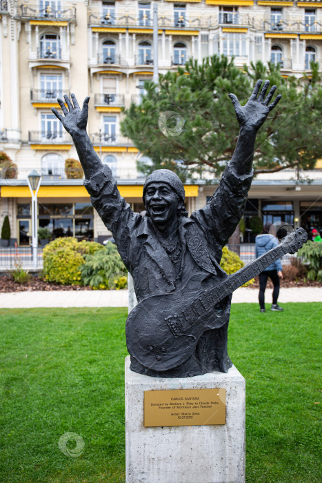 Скачать Бронзовая статуя Карлоса Сантаны, созданная итальянским художником Марко Зено в Монтре, Швейцария фотосток Ozero
