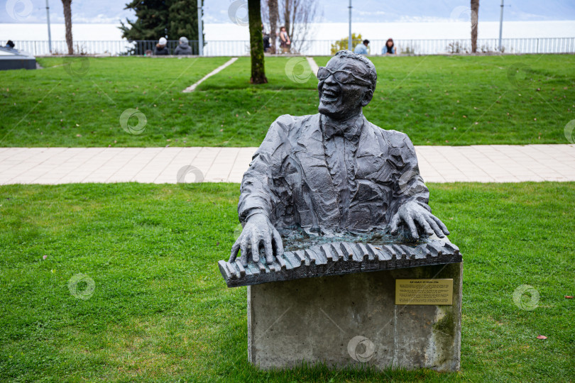 Скачать Бронзовая статуя певца и автора песен Рэя Чарльза стоит в садах дворца Монтре в Монтре, Швейцария фотосток Ozero