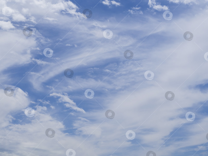 Скачать Голубое небо с многочисленными слоистыми белыми облаками - удивительный фон облачного неба фотосток Ozero