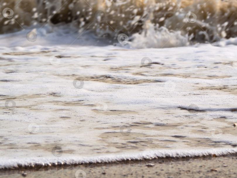 Скачать Морские волны с пеной крупным планом на песчаном пляже тропического острова. Волны в океанском заливе или лагуне. Летние каникулы. Место для копирования. Мягкая морская пенная волна на песчаном пляже, естественный фон фотосток Ozero