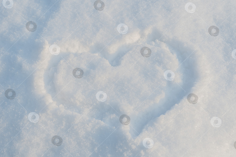 Скачать форма сердца на поверхности натурального белого снега фотосток Ozero