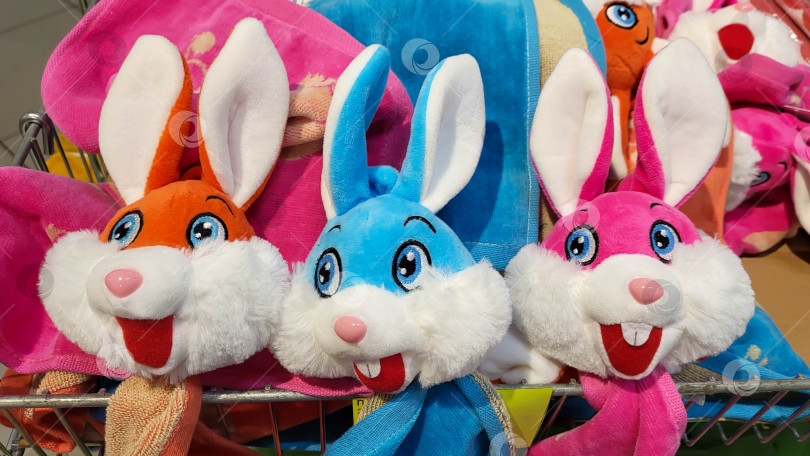Скачать Новогодний и Пасхальный дизайн красочных пушистых полотенец для рук с кроликами фотосток Ozero
