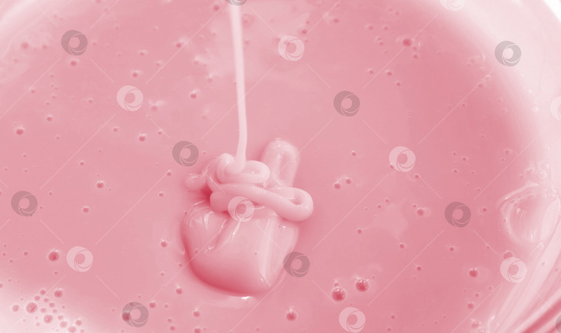Скачать Выдавленный косметический розовый гель. Фотография средств по уходу за кожей крупным планом фотосток Ozero
