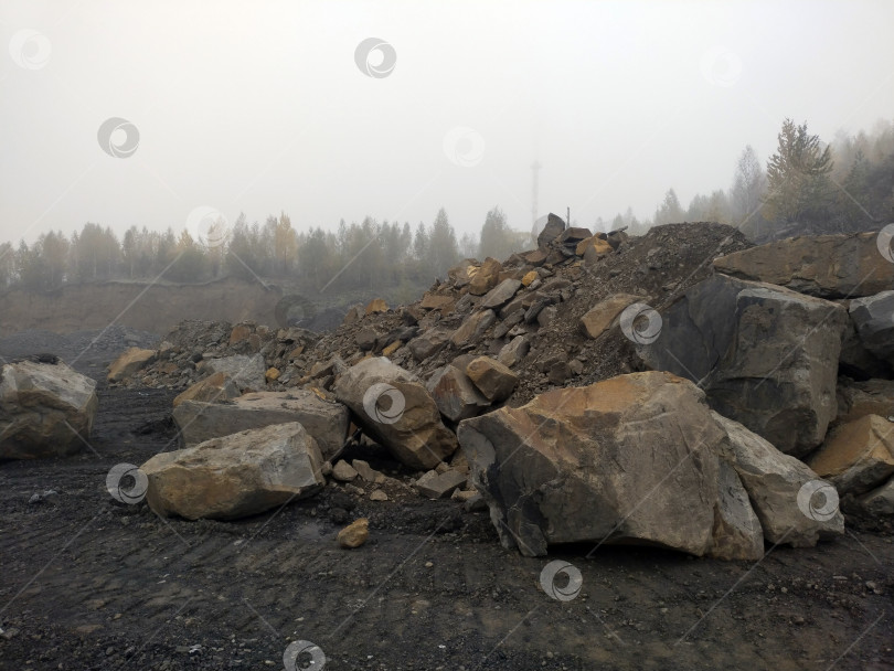 Скачать Каменные глыбы на вскрыше разреза фотосток Ozero