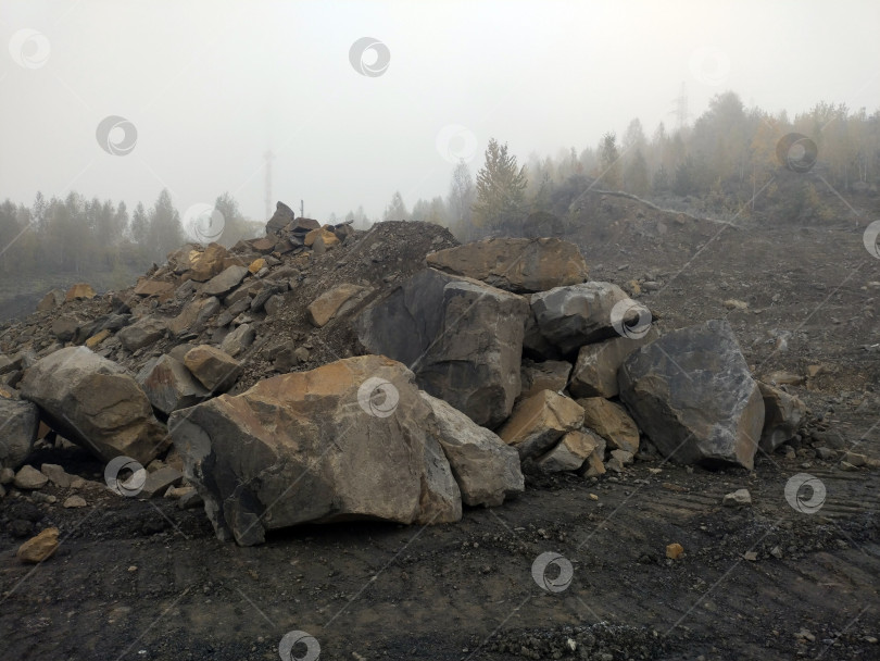 Скачать Каменные глыбы на вскрыше разреза фотосток Ozero