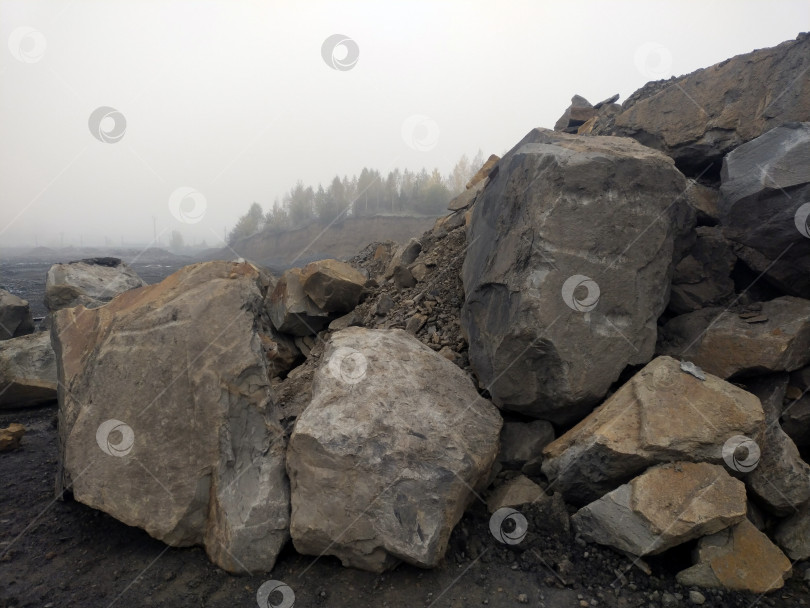 Скачать Каменные глыбы на вскрыше разреза фотосток Ozero