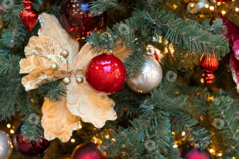 Скачать Белый цветок и шары на рождественской елке фотосток Ozero
