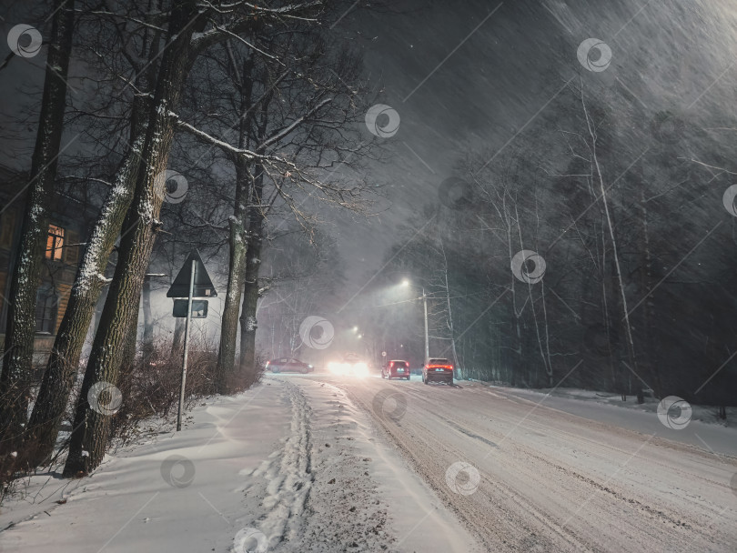 Скачать Ночной снегопад на городской улице. Сильная метель на хайва фотосток Ozero