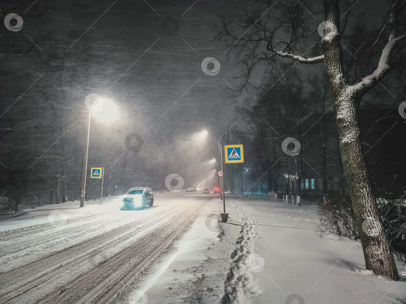 Скачать Ночной снегопад на городской улице. Сильная метель на хайва фотосток Ozero