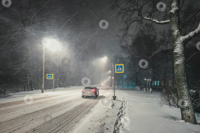 Скачать Ночной снегопад на городской улице. Сильная метель на хайва фотосток Ozero