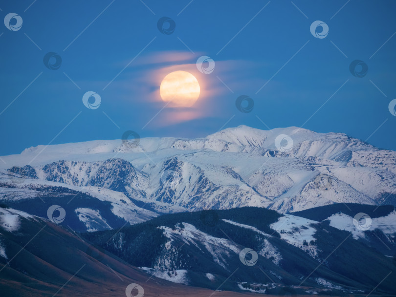 Скачать Большая луна над заснеженной горой. Ночь сменяет день полнолуния. фотосток Ozero