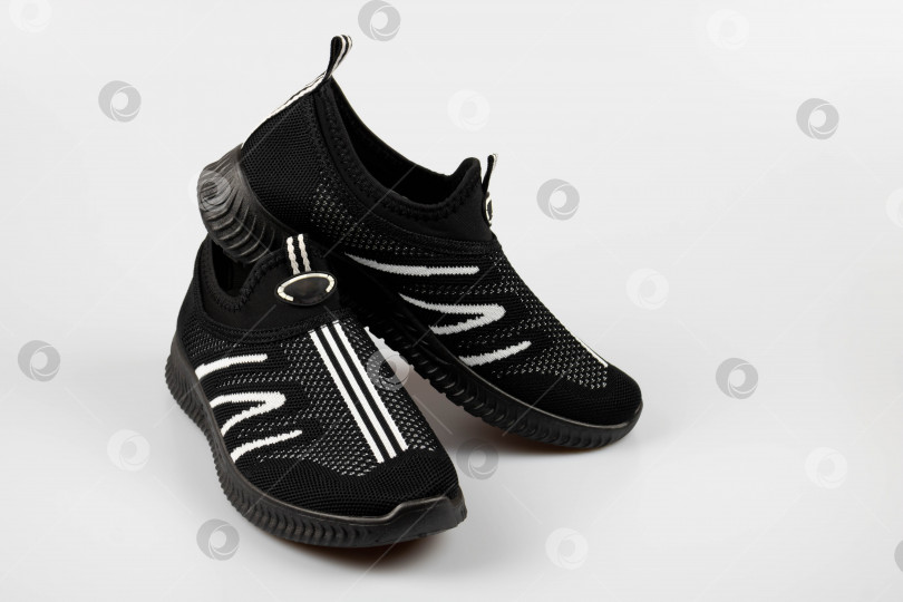 Скачать Черные летние простые кроссовки, выделенные на белом фоне фотосток Ozero