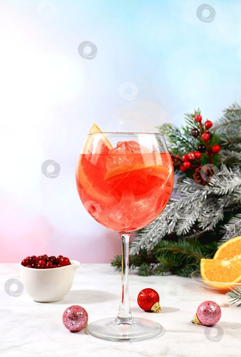 Скачать Рождественский алкогольный коктейль Aperol spritz в бокалах на праздничном фоне с еловыми ветками и украшениями, концепция бара и канун нового года, алкогольные напитки на вечеринке, фотосток Ozero