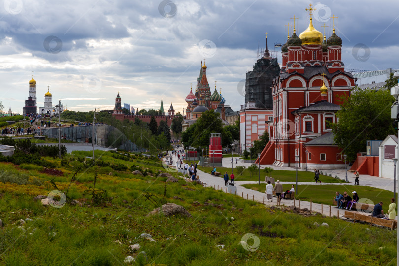 Скачать Москва, Россия - июня 11, 2018- Вид на Московский кремль со стороны парка Зарядье фотосток Ozero