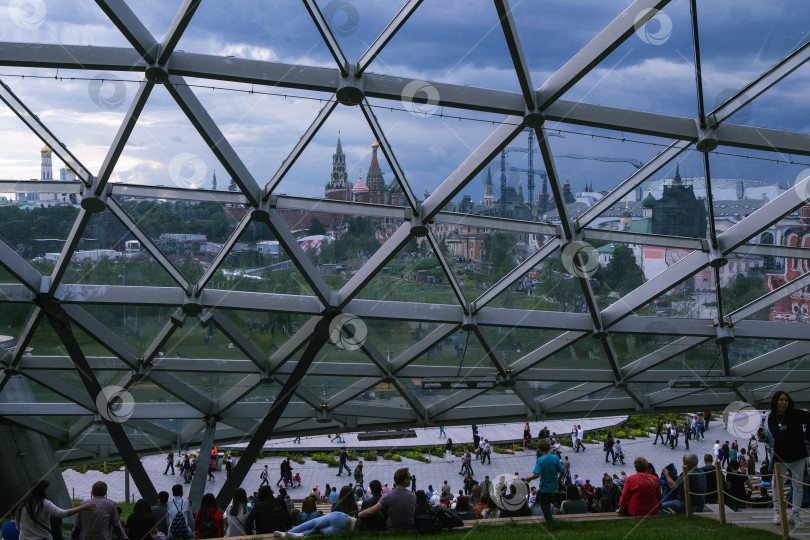 Скачать Москва, Россия - июня 11, 2018- Представление в Большом амфитеатре  парка Зарядья фотосток Ozero