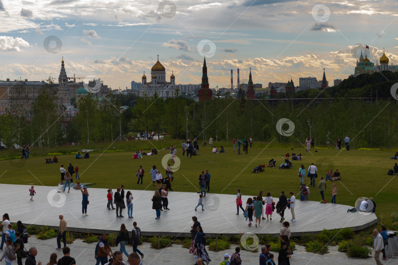 Скачать Москва, Россия - июня 11, 2018- Представление в Большом амфитеатре  парка Зарядья фотосток Ozero