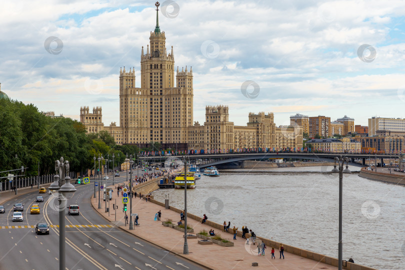 Скачать Москва, Россия - июня 11, 2018- Вид на высотное здание на Котельнической набережной фотосток Ozero