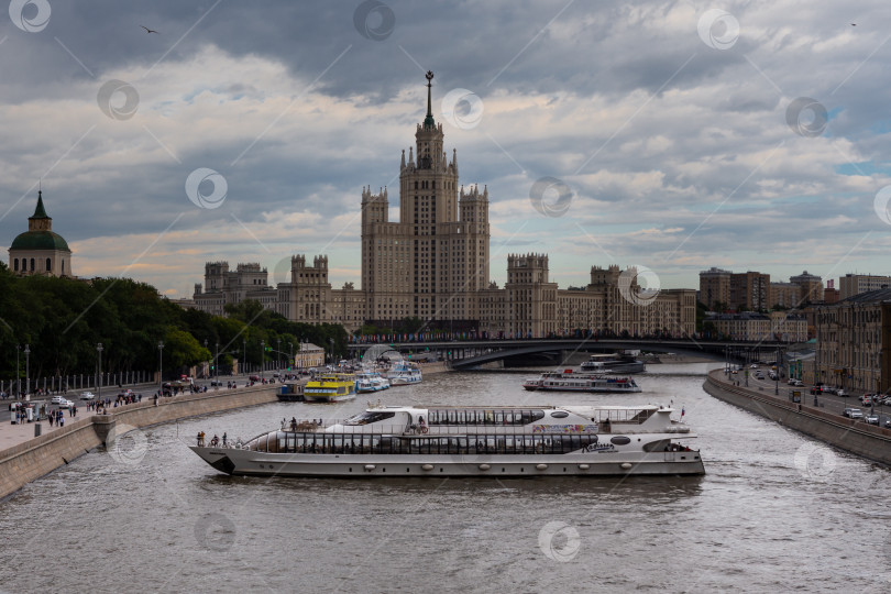 Скачать Москва, Россия - июня 11, 2018- Разворот туристического судна на Москве-реке возле Москворецкой набережной фотосток Ozero