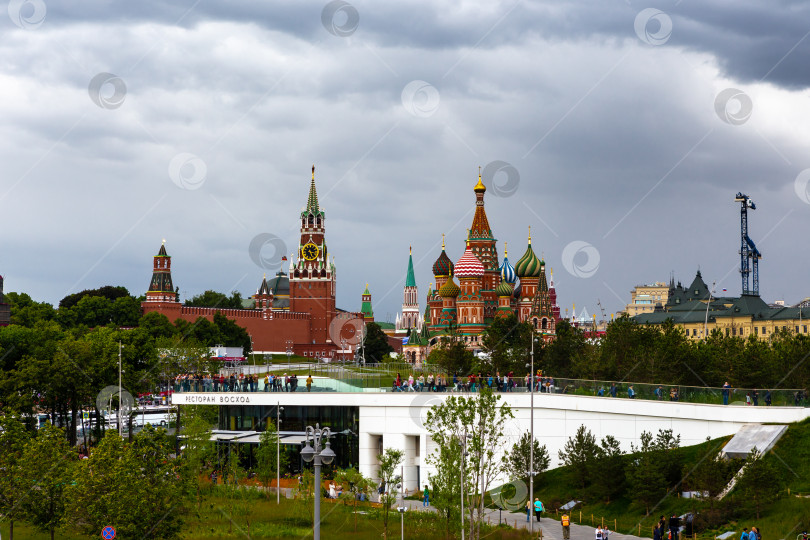 Скачать Москва, Россия - июня 11, 2018- Вид на Московский кремль со стороны парка Зарядье фотосток Ozero