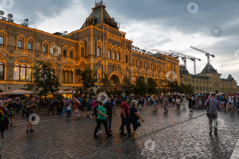 Скачать Москва, Россия - июня 30, 2018- Начинающиеся сумерки на Красной площади фотосток Ozero