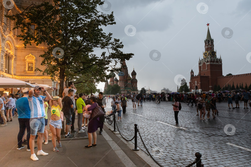 Скачать Москва, Россия - июня 30, 2018- Начинающиеся сумерки на Красной площади фотосток Ozero