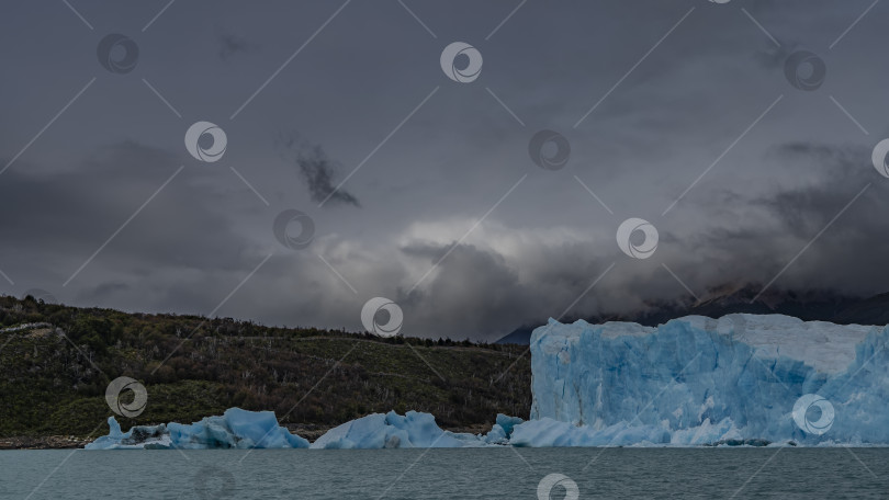 Скачать Стена голубого льда возвышается над ледниковым озером. фотосток Ozero