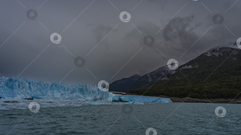 Скачать Красивый голубой ледник Перито Морено в бирюзовом озере. фотосток Ozero