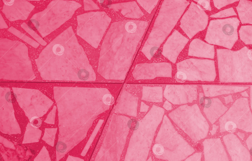 Скачать Бесшовный узор терраццо Viva Magenta на мраморно-мозаичном полу из натурального бетона. Модная текстура для напольных покрытий и фасадов. Красочный шаблон ручной работы с красивыми натуральными камнями. фотосток Ozero