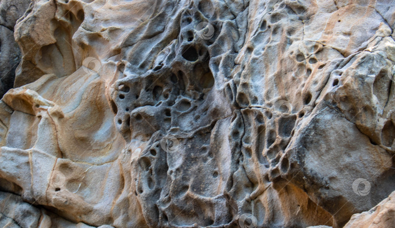 Скачать Текстура, фоновые слои и трещины в осадочных породах на поверхности утеса. Утес скалистой горы. Бесшовный абстрактный фон. Трещины и слои песчаника. фотосток Ozero